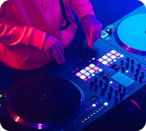 Live DJ entertainment onboard luxury yacht for NYE Dubai